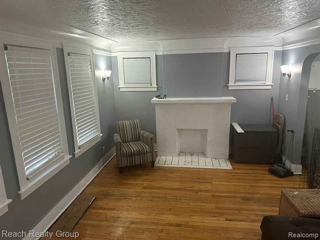 21662 Bennett St - Photo 3 of 9