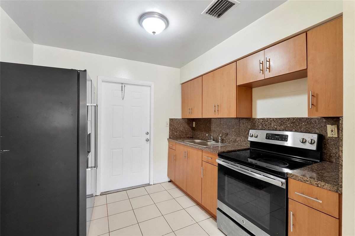 743 Nw 14th Way - Photo 2 of 10