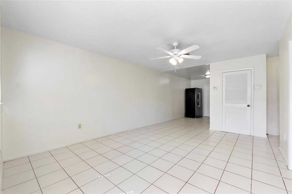 743 Nw 14th Way - Photo 3 of 10