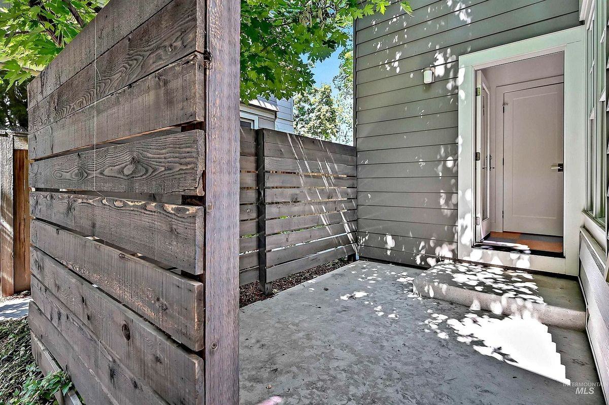 515 W Hays St - Photo 4 of 9