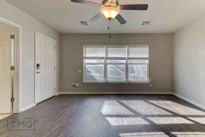 2516 E 6th St #2 - Photo 4 of 18