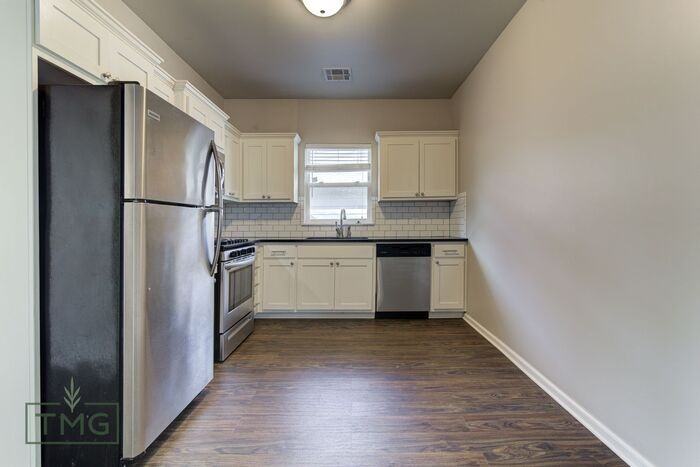 2516 E 6th St #2 - Photo 5 of 18