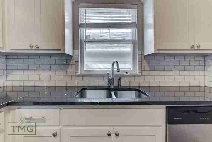 2516 E 6th St #2 - Photo 6 of 18