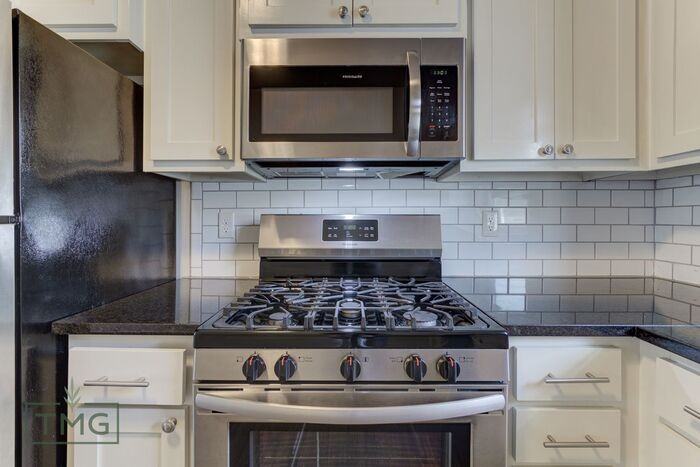 2516 E 6th St #2 - Photo 4 of 18