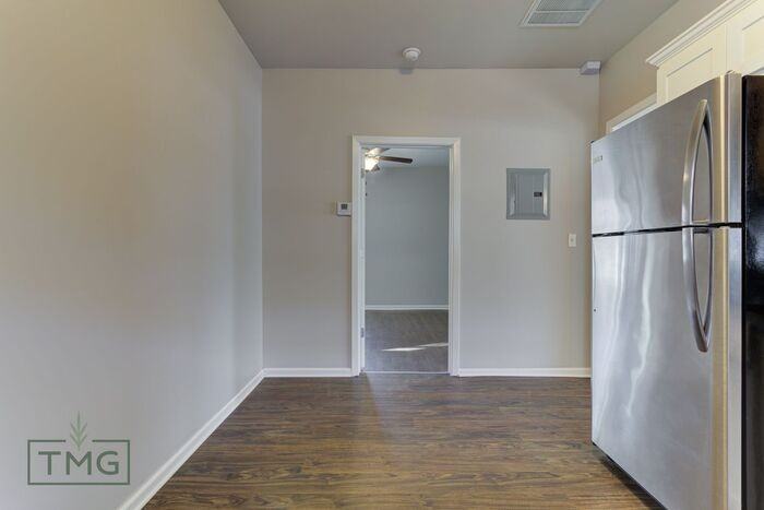 2516 E 6th St #2 - Photo 5 of 18