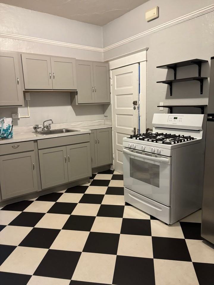 5911 S Macadam Ave #1 - Photo 2 of 3