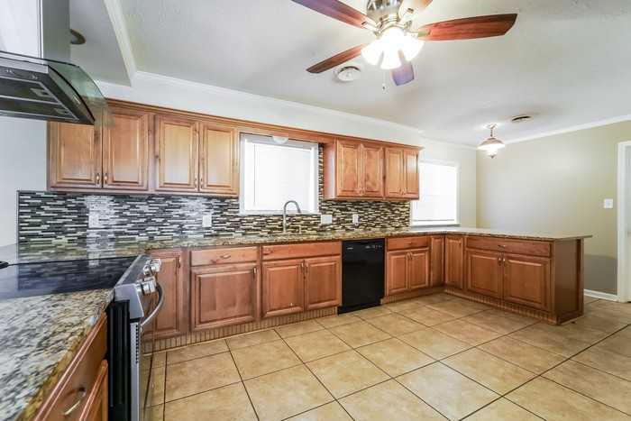 1215 Rockingham Dr - Photo 5 of 11