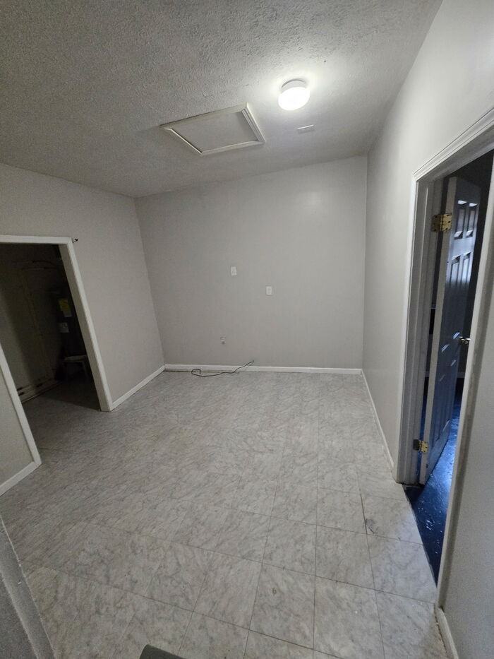 2070 Radford Ct - Photo 3 of 9