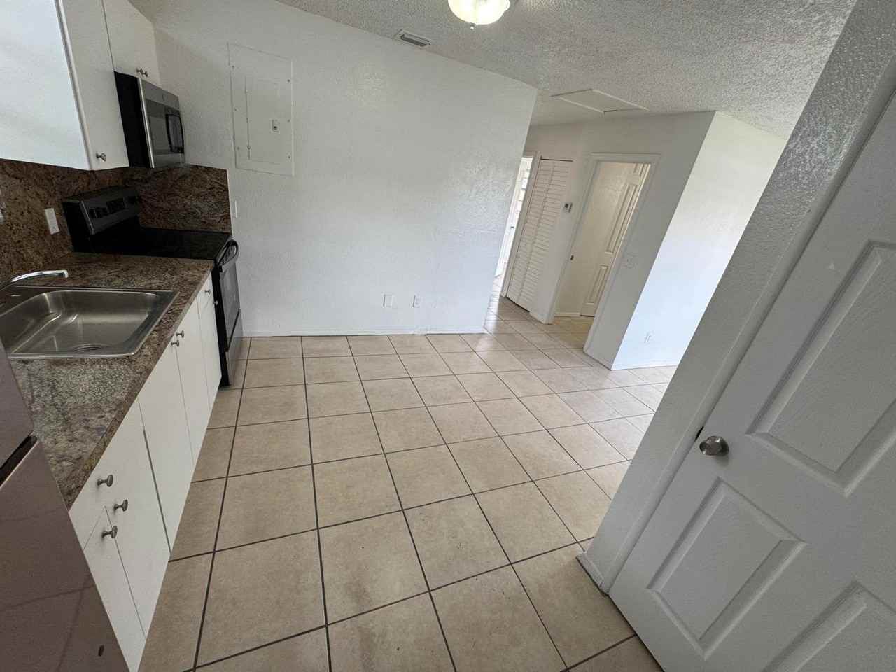 300 Nw 28th Way #NA - Photo 3 of 15