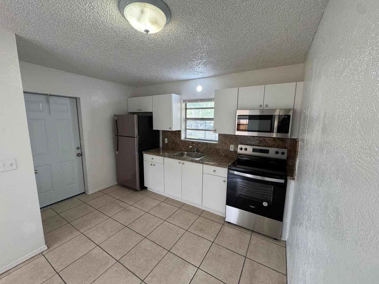 300 Nw 28th Way #NA - Photo 4 of 15