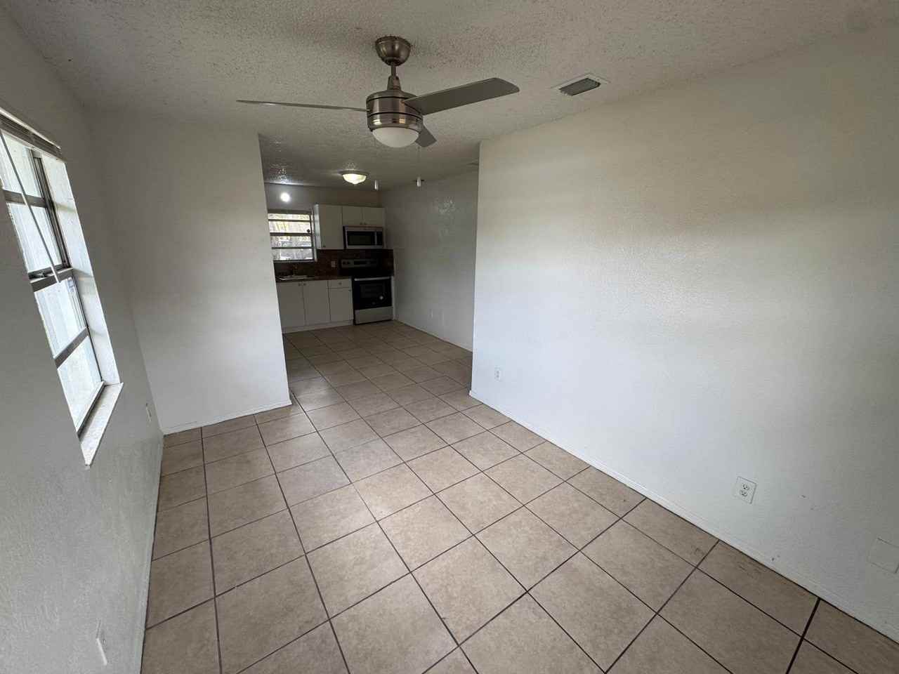 300 Nw 28th Way #NA - Photo 6 of 15