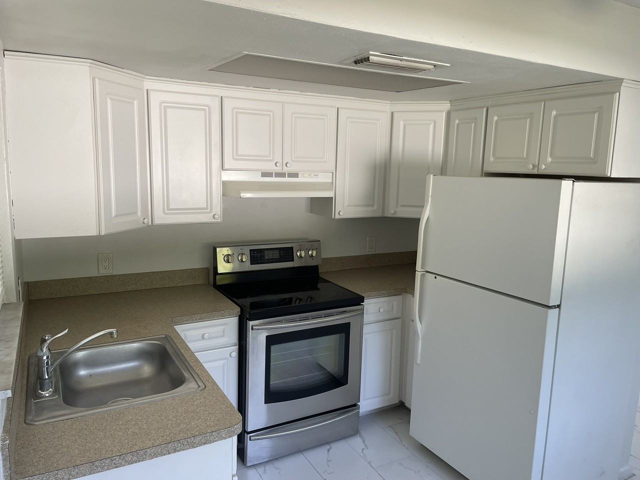 627 92nd Ave N #B - Photo 5 of 19