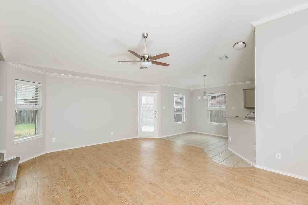 2104 Deniro Dr - Photo 4 of 17