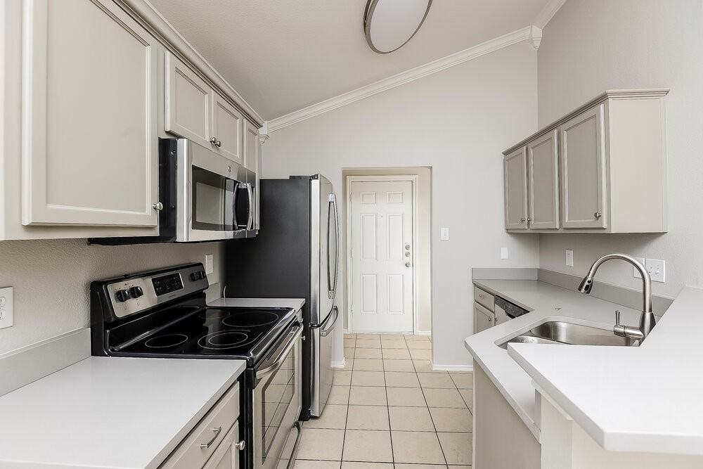 2104 Deniro Dr - Photo 6 of 17