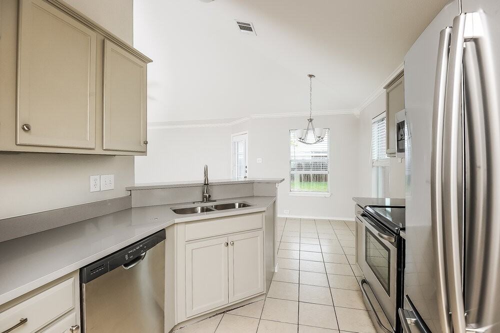 2104 Deniro Dr - Photo 7 of 17