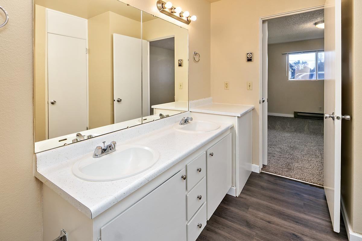 4703 Kootenai St - Photo 4 of 9