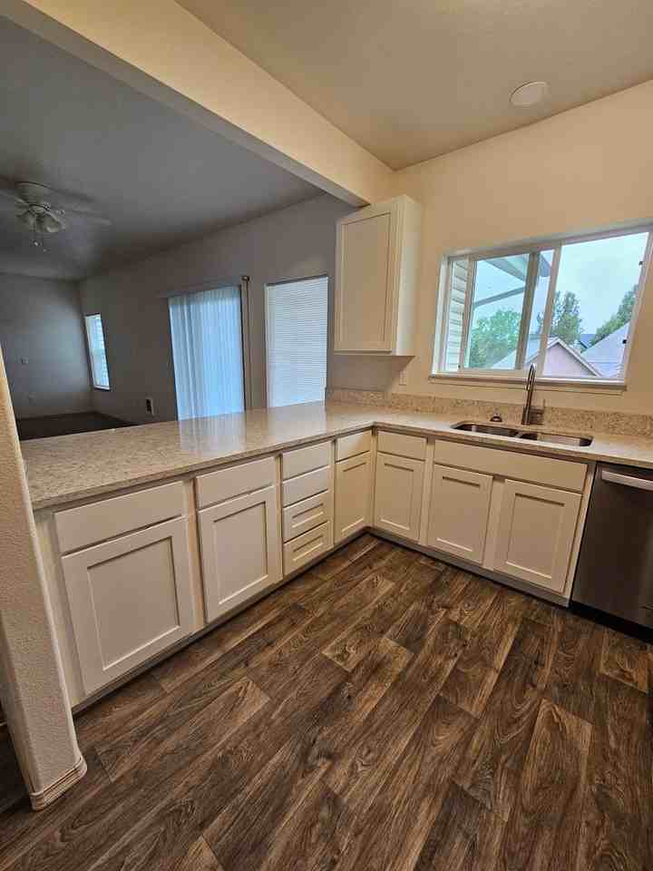 808 Pool Street - Photo 3 of 34