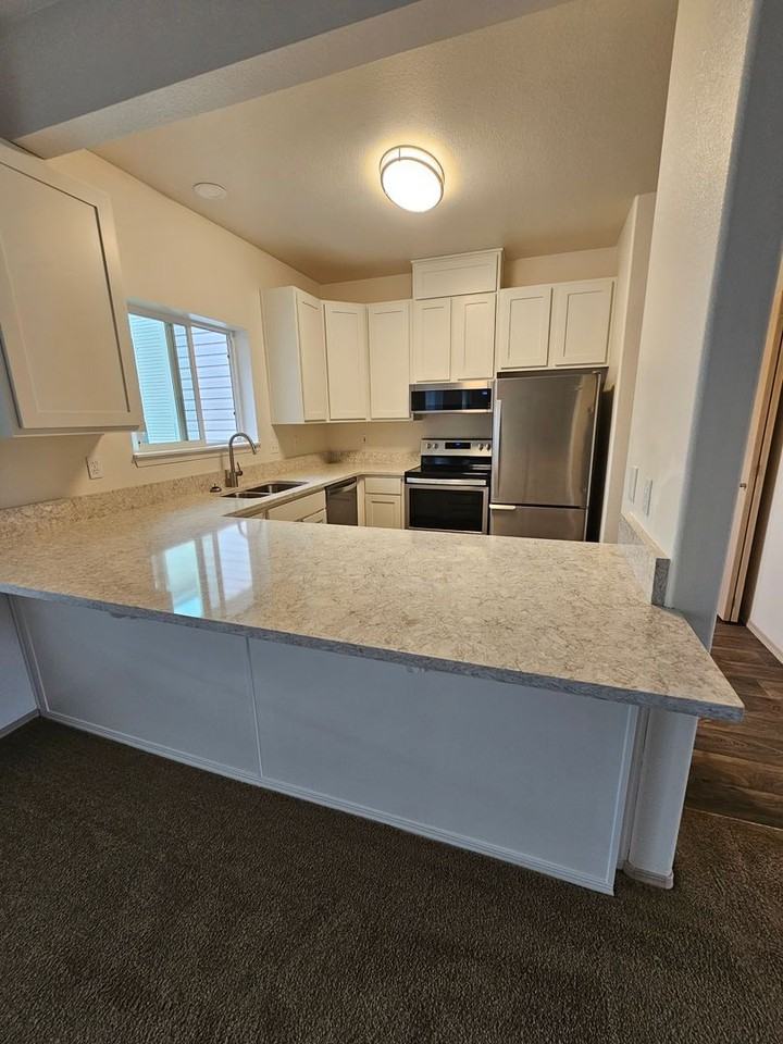 808 Pool Street - Photo 4 of 34