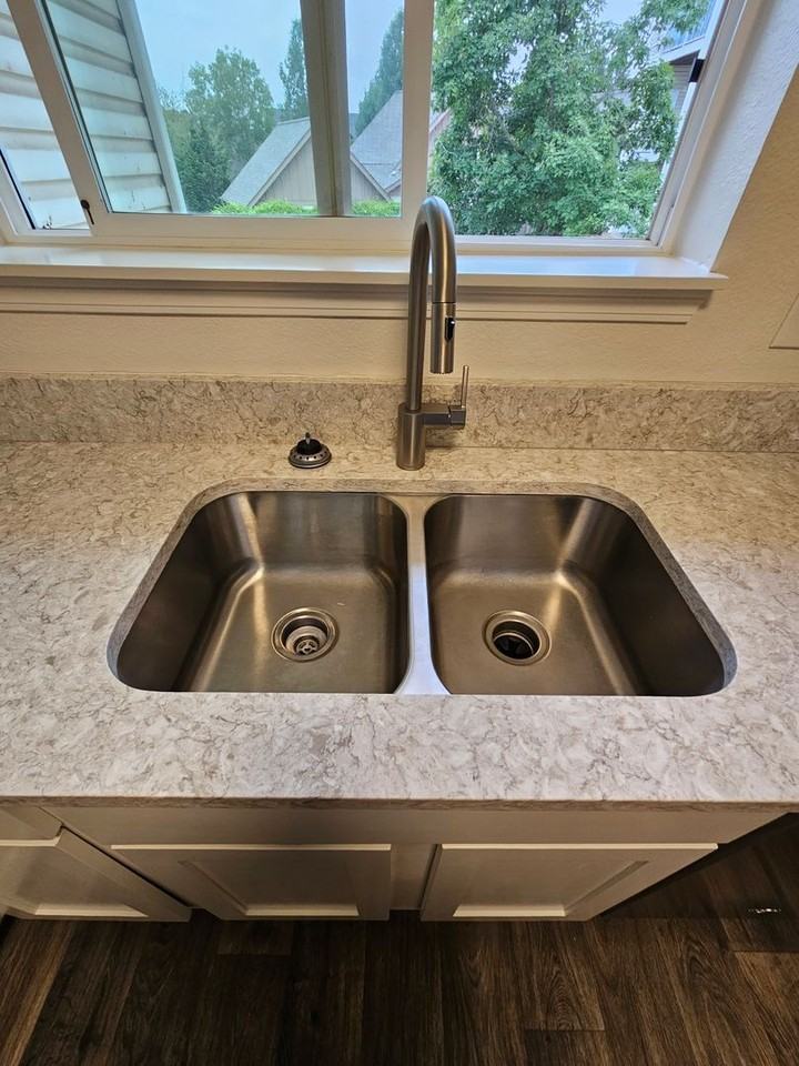 808 Pool Street - Photo 5 of 34