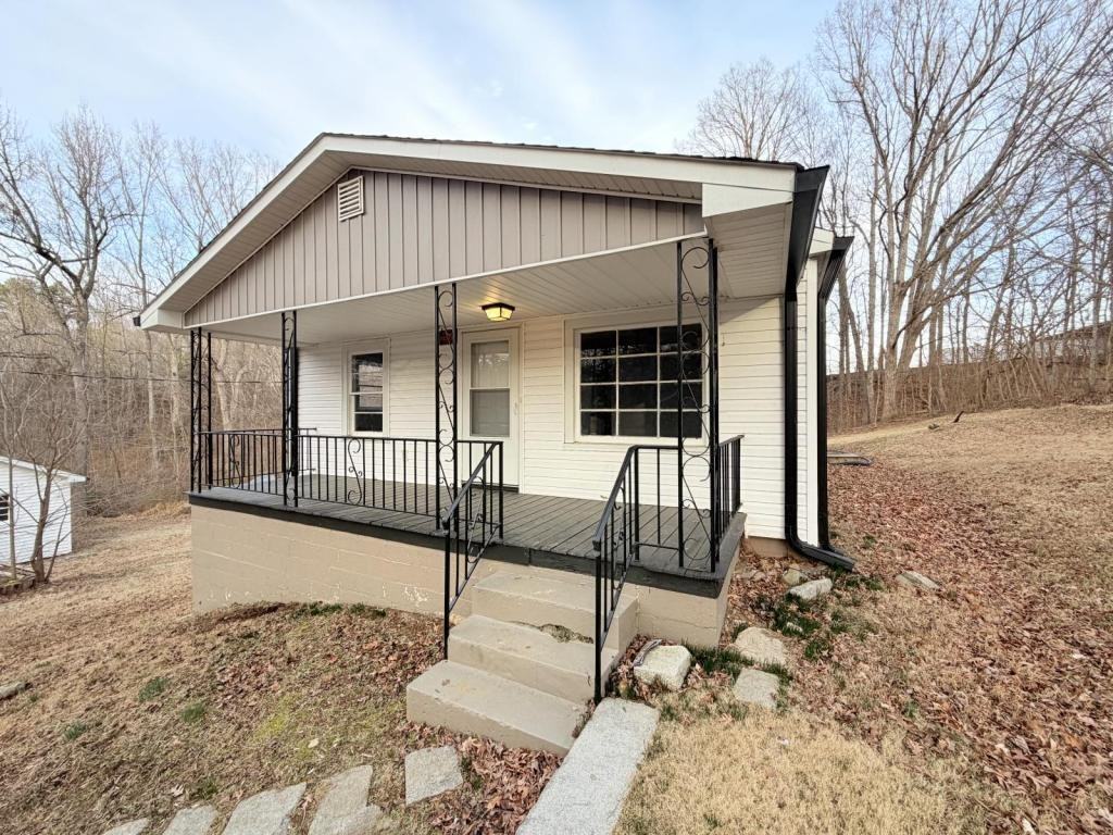 1233 Dixie Pl - Photo 2 of 10