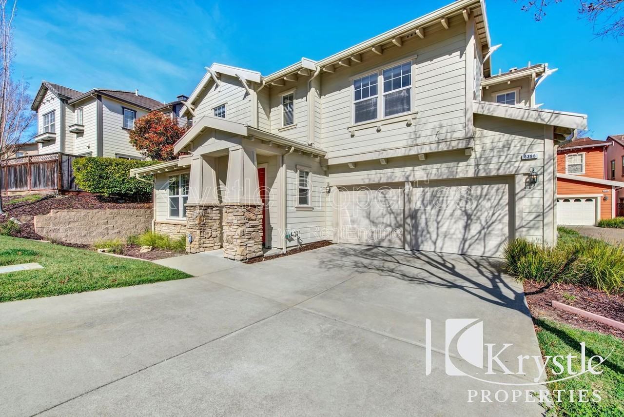 8388 Bennington Ct - Photo 3 of 30