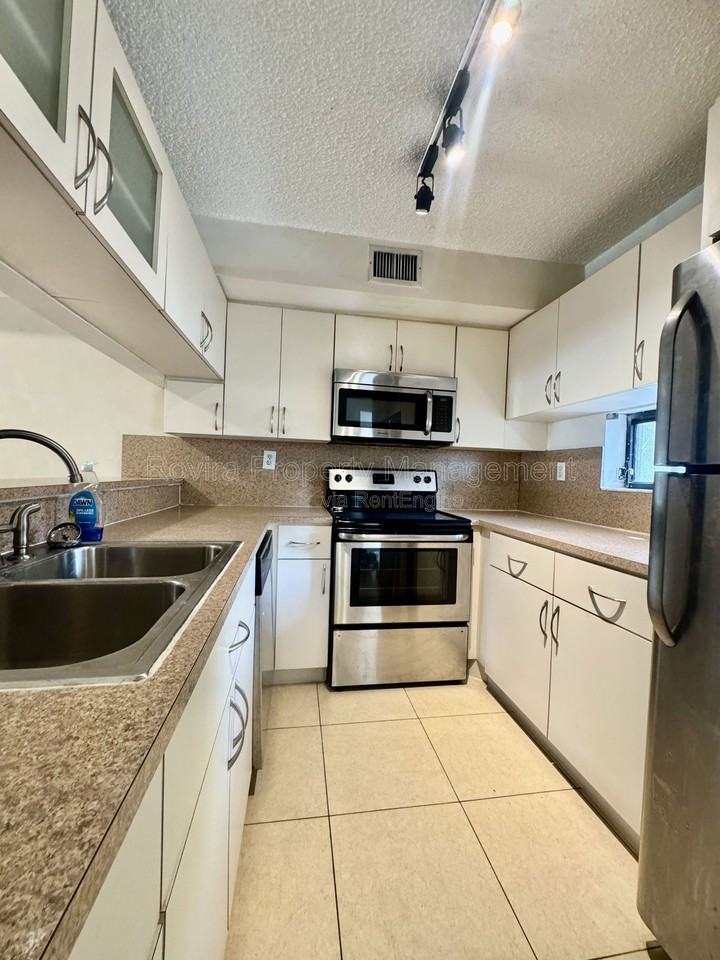 2180 Brickell Ave #9 - Photo 4 of 22