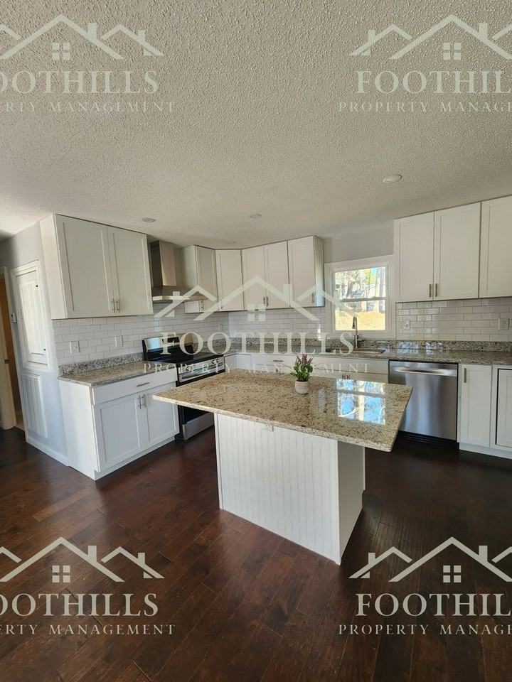 1046 Jackson St - Photo 7 of 18