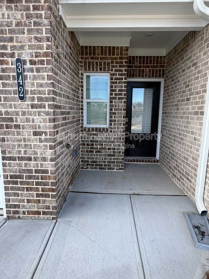 342 Lanier Cir - Photo 3 of 31