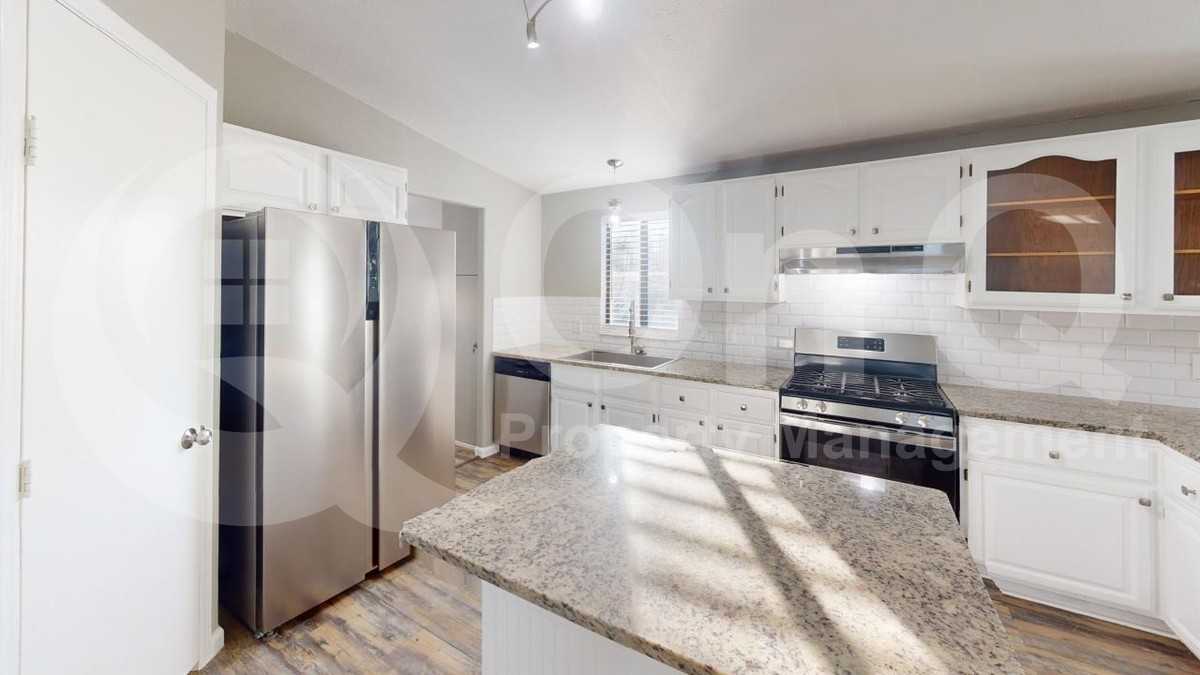 803 W Florence St - Photo 5 of 29