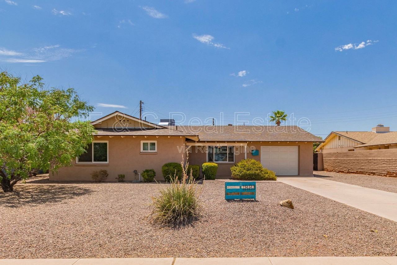 1881 E Palmcroft Dr - Photo 2 of 26