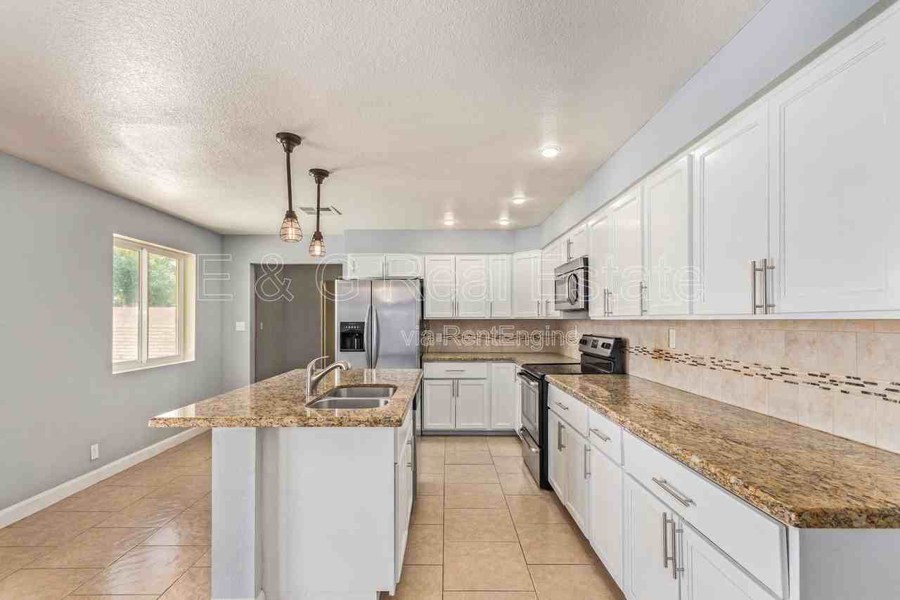 1881 E Palmcroft Dr - Photo 7 of 26