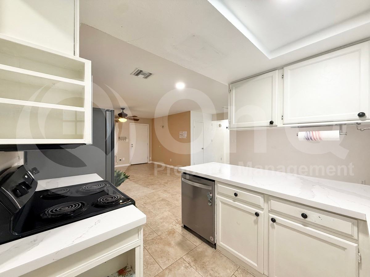 520 E Jahns Pl - Photo 4 of 27