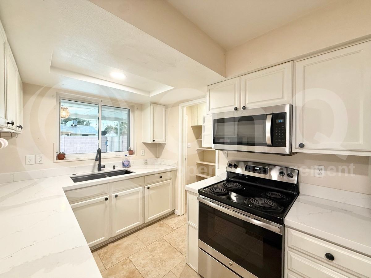 520 E Jahns Pl - Photo 5 of 27