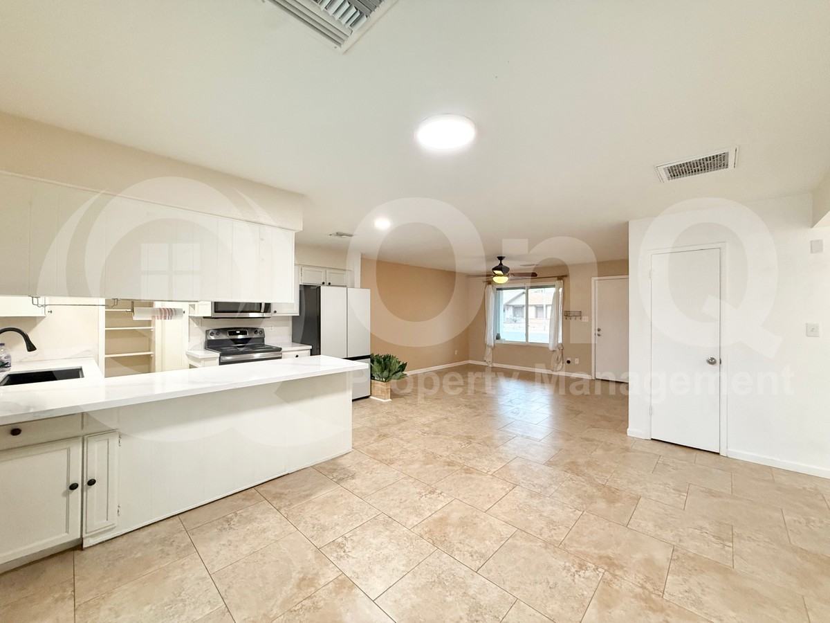 520 E Jahns Pl - Photo 7 of 27