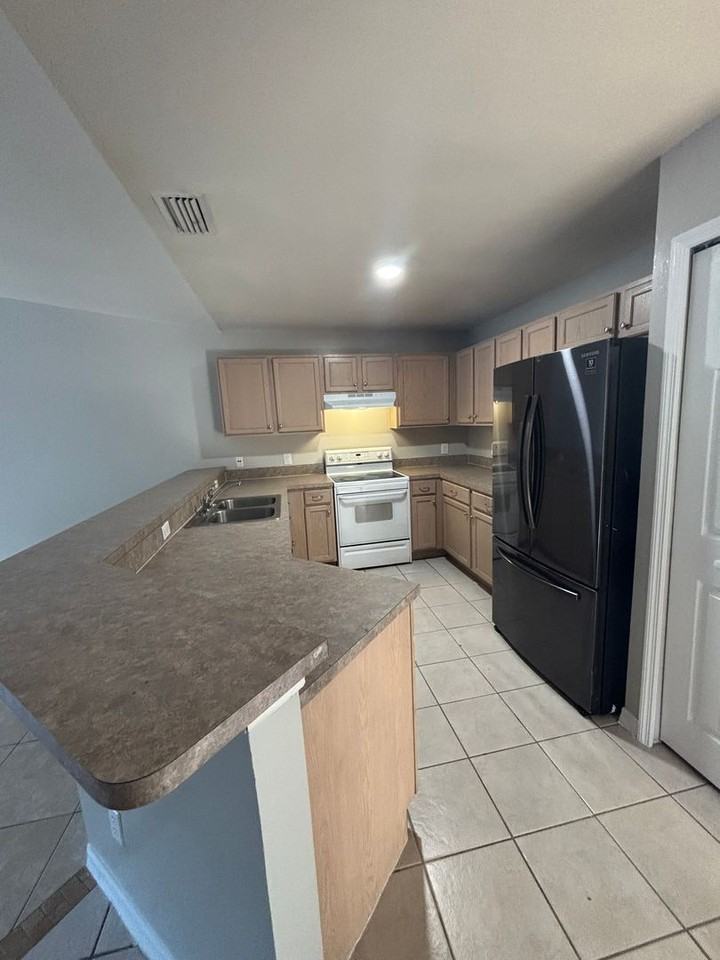 5319 Centennial Blvd - Photo 4 of 16