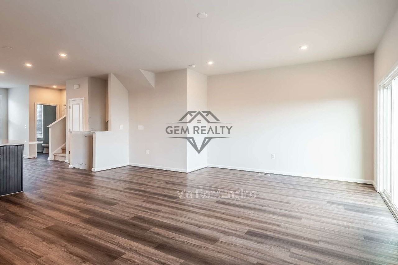 7715 Harlow Cir - Photo 4 of 17