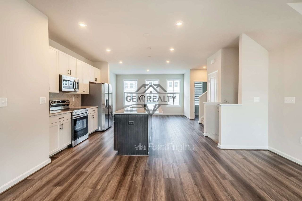 7715 Harlow Cir - Photo 5 of 17