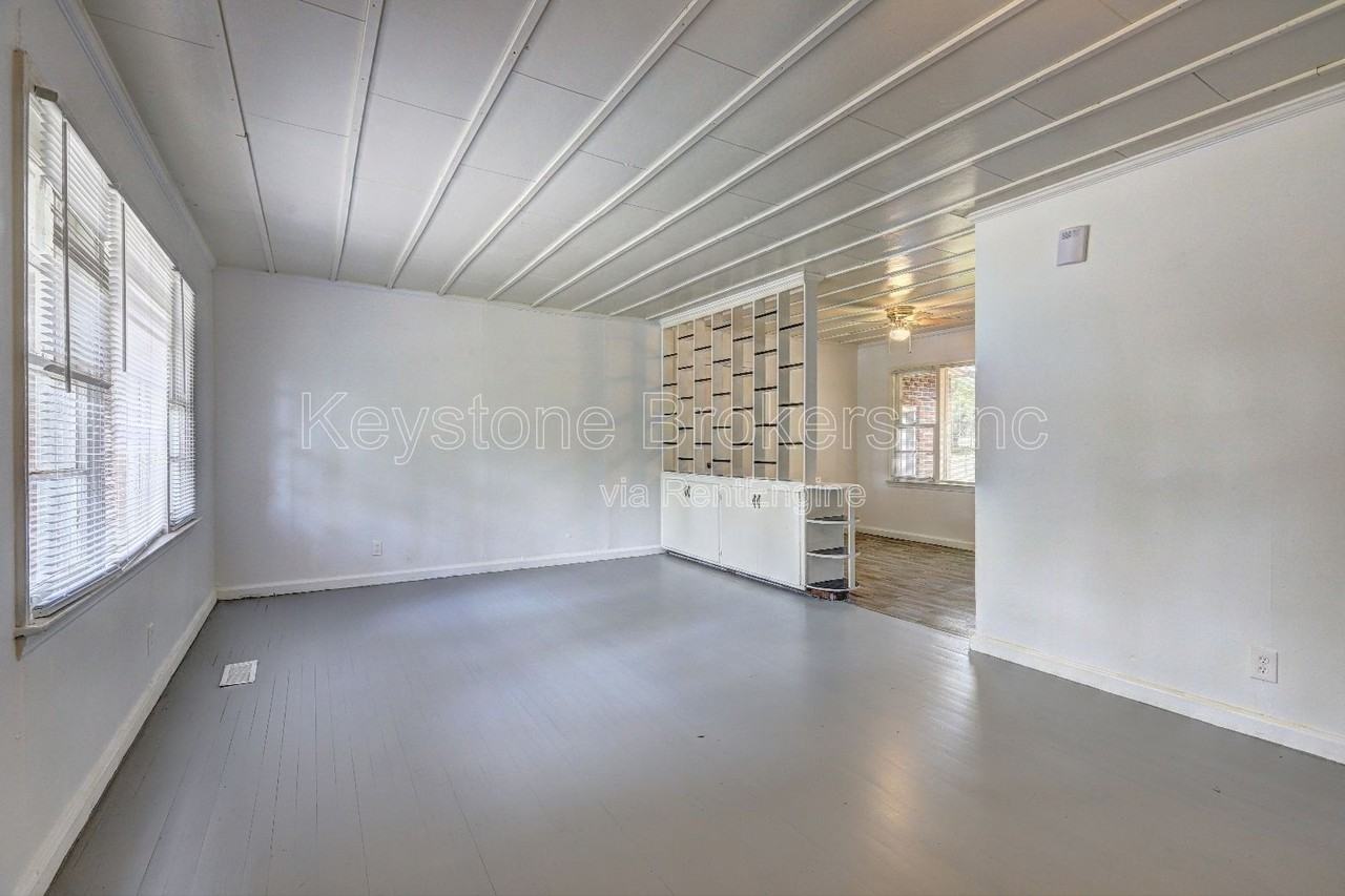 2006 Pine Hill Dr - Photo 2 of 10