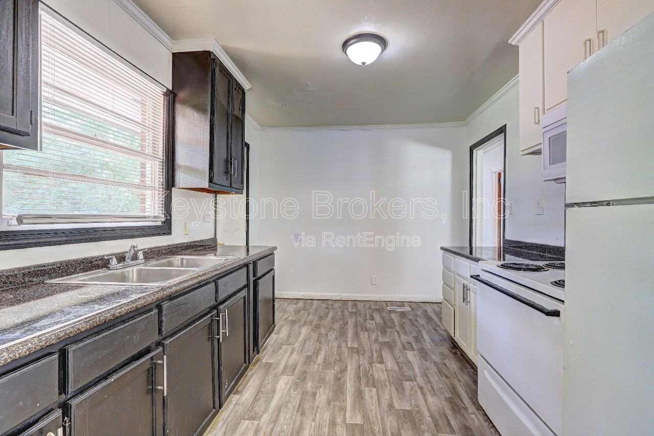 2006 Pine Hill Dr - Photo 4 of 10