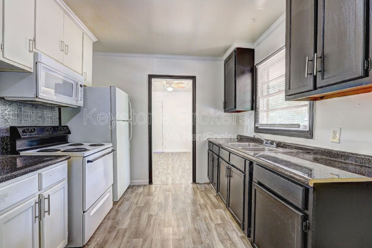 2006 Pine Hill Dr - Photo 5 of 10