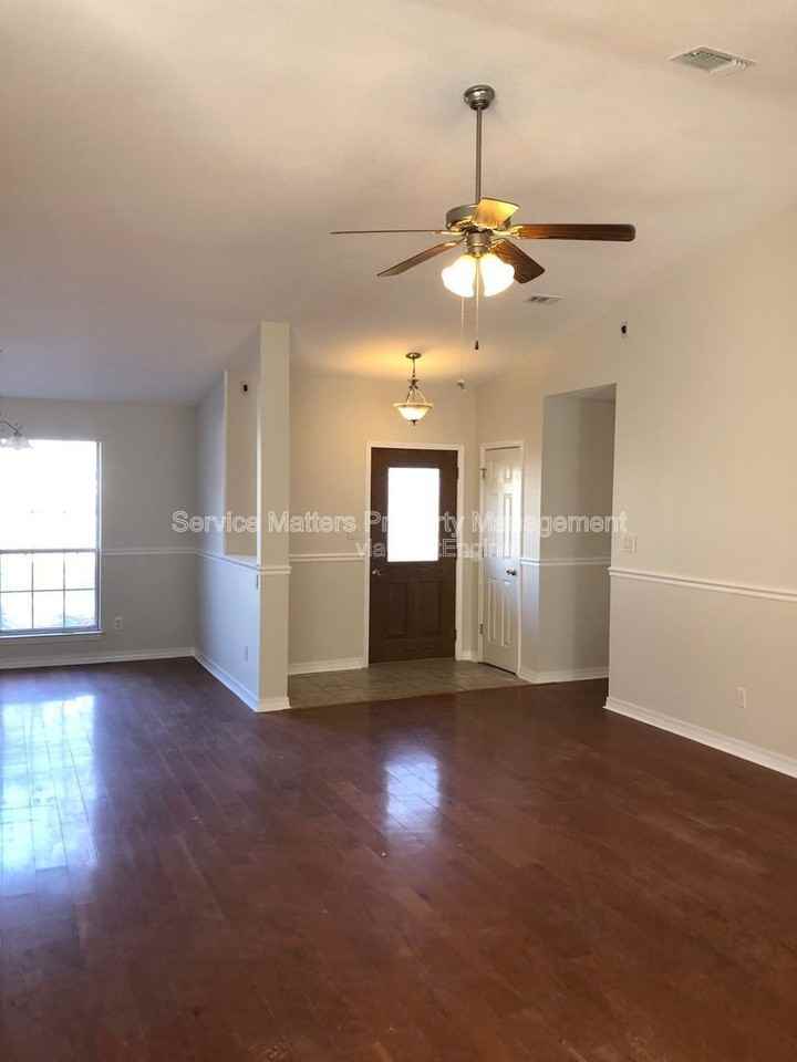 4421 Amberwood Cir - Photo 3 of 16