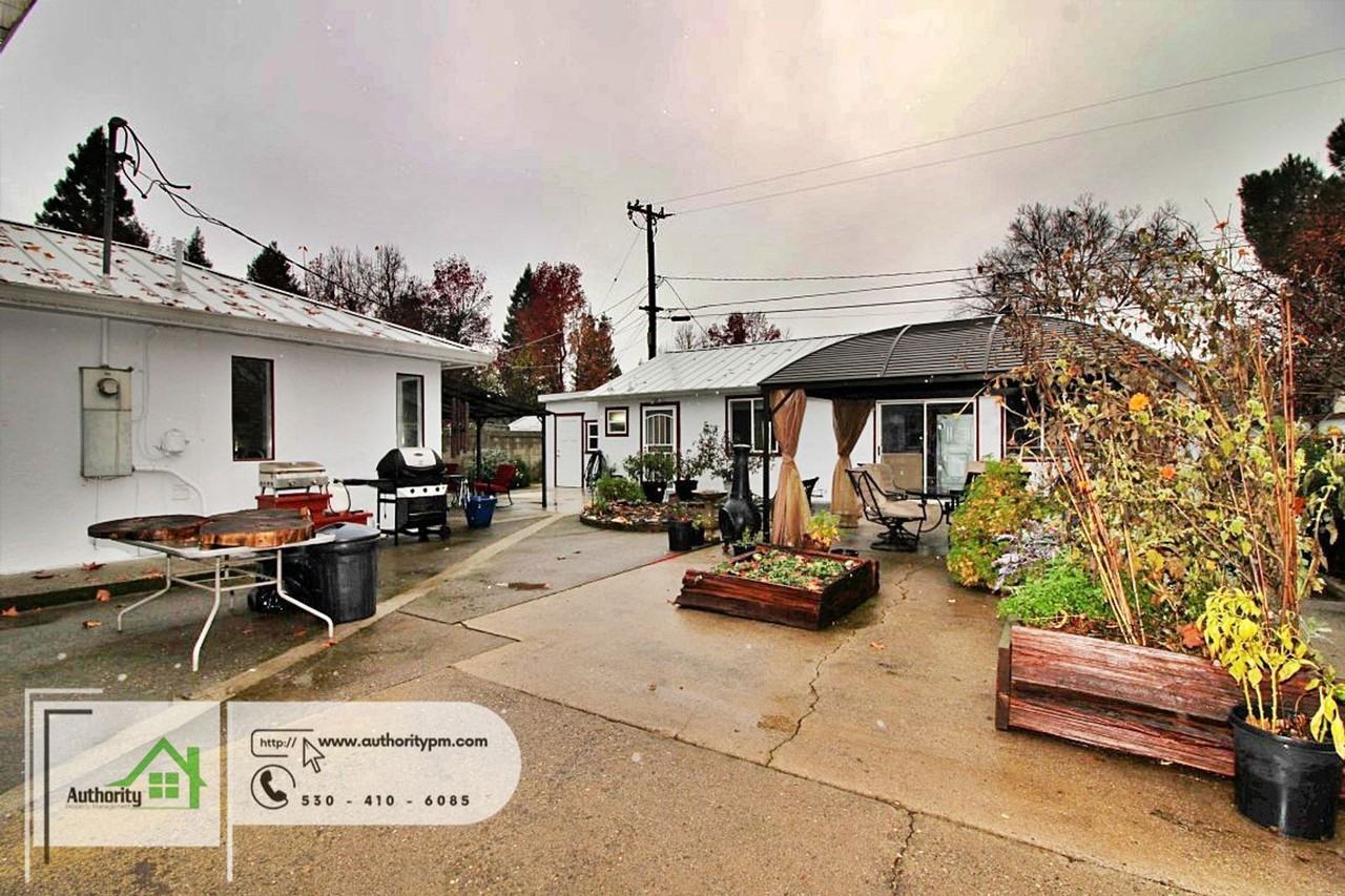 864 Loma St - Photo 3 of 16