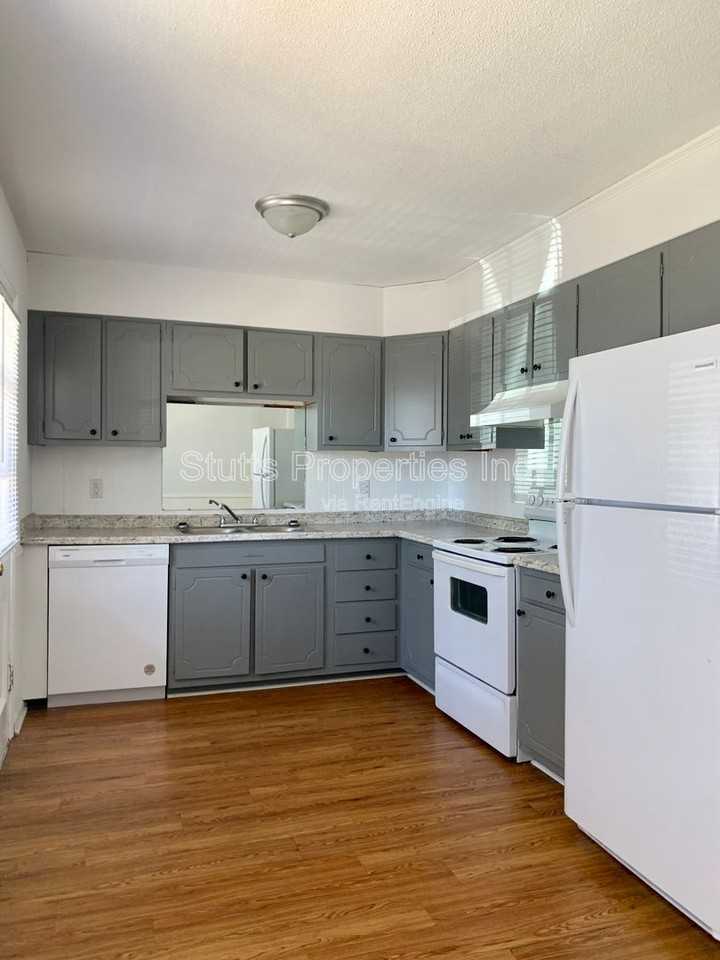 1975 Darby Dr #D1 - Photo 2 of 8