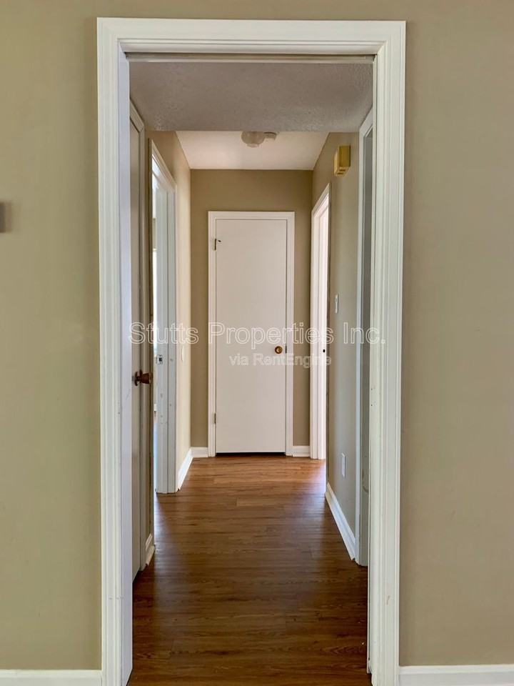 1975 Darby Dr #D1 - Photo 4 of 8