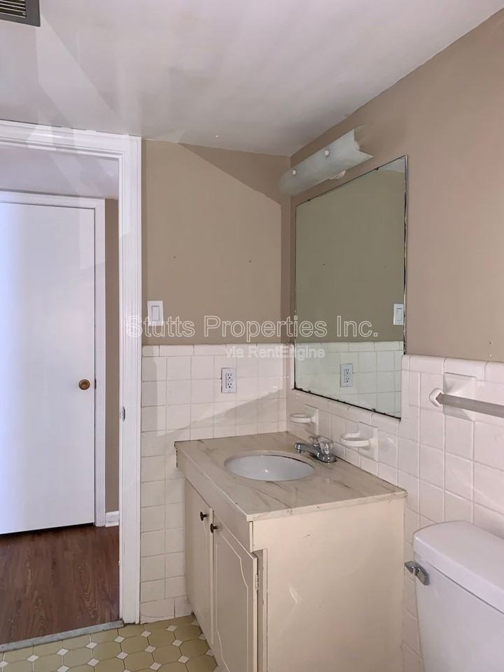 1975 Darby Dr #D1 - Photo 5 of 8