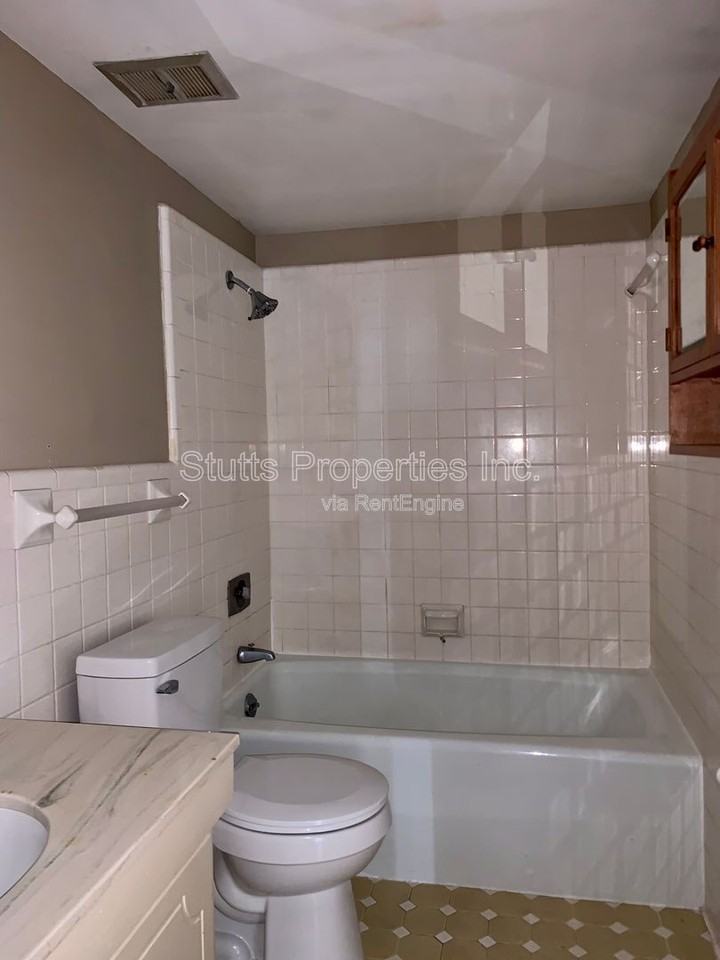 1975 Darby Dr #D1 - Photo 6 of 8