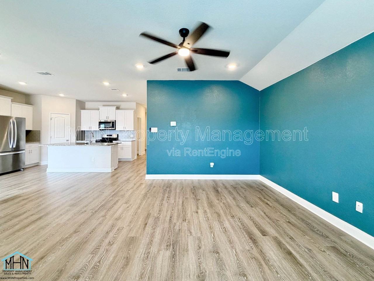 1405 Redwood Crk - Photo 7 of 31