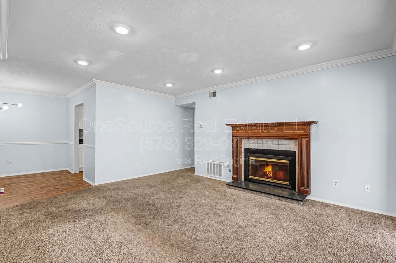 1603 Augusta Dr - Photo 4 of 33