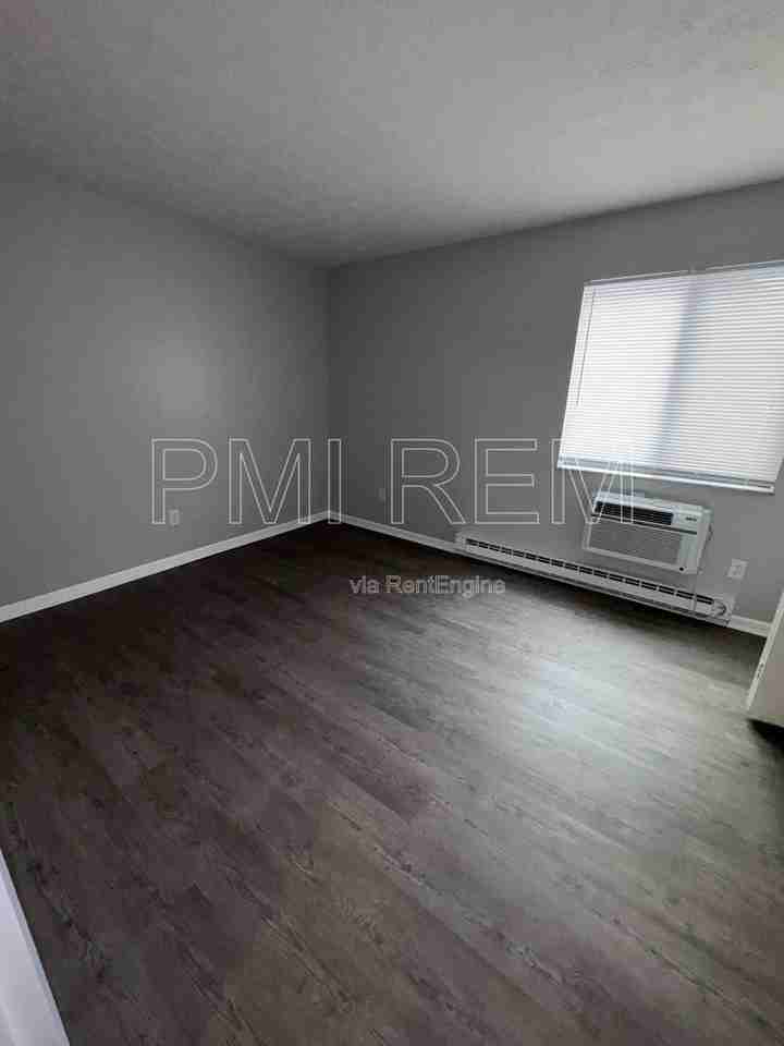 1946 White Pond Dr - Photo 4 of 20