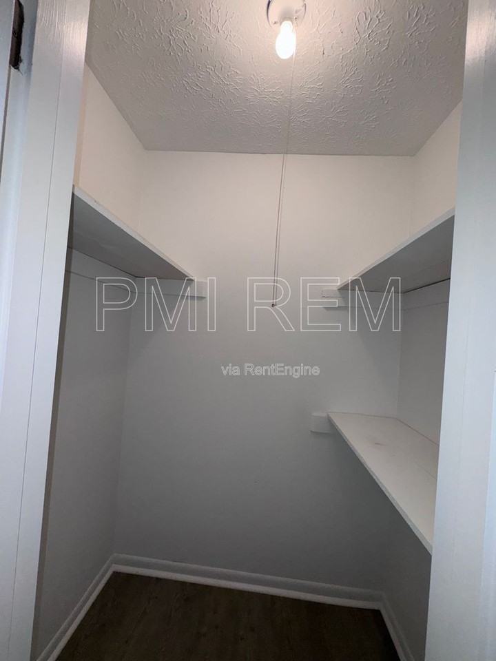 1946 White Pond Dr - Photo 6 of 20